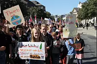 Klima retten: Rund 2000 Menschen gehen in Detmold bei der bislang größten "Fridays for Future"-Demo auf die Straße. - © Bernhard Preuss