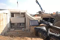 Einbau der Schütztafel in den Staudamm Schieder-See. Foto: Manfred Brinkmeier