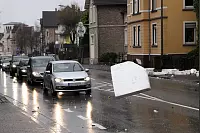 An der Bielefelder Straße in Detmold hat der Sturm große Teile der Dachdeckung des Studentenwohnheims losgerissen. Etliche der quadratmetergroßen Styroporplatten sind teils mehr als 100 Meter weit geflogen und liegen auf der Straße und in den Gärten. - © Bernhard Preuss