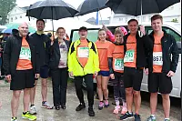 Startklar: Beim achten AOK-Firmenlauf haben zahlreiche Sportler dem Regen getrotzt. - © Yvonne Glandien