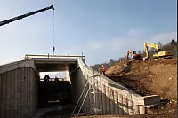 Einbau der Schütztafel in den Staudamm Schieder-See. - © Bernhard Preuss