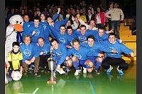2011: Nach einem Neunmeterkrimi siegt SVE Jerxen-Orbke mit Lennard Rühlemann (bester Schlussmann) und Trainer Ralf Brokmann. Im Strafstoßschießen scheitern Dennis Meier und Daniel Schlingmann an Rühlemann. - © LZ-Archiv