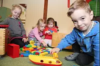 Genügend Platz für alle: In der Kita Am Flüt spielen Mads (4 Jahre) sowie (von links) Lissi (6), Giulia und Nika (beide 4). Auch für ihre Altersgenossen bieten die Lemgoer Kitas genug Raum, wie die Bedarfsplanung andeutet. - © Brand