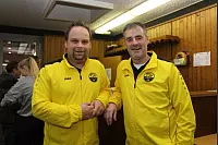 Sebastian Loke (links) und Andre Rellin vom TSV Elbrinxen g&ouml;nnen sich eine kurze Pause an der Theke. - &copy; Sebastian Lucas