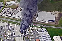 ...die Verkaufshalle des Wohnmobilgroßhändlers (hier links vom Feuer) zu sichern ... - © FOTO: GERALD PAETZER