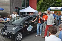 WAVE-TROPHY 2016 - Größte E-Automobilrallye tankt in Dörentrup auf.
Weltrekord mit den meisten zeitgleich aufgeladenen Elektrofahrzeugen mit erneuerbaren Energien geschafft. Viele verschiedene E-Fahrzeuge wurden präsentiert. - © Tanja Watermann