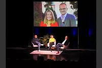 Hart aber Pawellek: Frank Plasberg und seine Frau Anne Gesthuysen plaudern mit Louis Pawellek im Kurtheater. - © Thomas Krügler