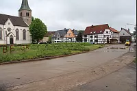 Die Ortsdurchfahrt B66 in Dörentrup-Bega ist mit Schlamm überschwemmt worden - © Nadine Uphoff