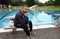 Im Eggebad in Horn schaut Schwimmmeister Robe Krierke betrübt auf den katastrophalen Sommer. - © Foto: Preuss