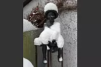 Diese Bronzefigur hat sich ein Winterkleid zugelegt. - &copy; Georg Weis