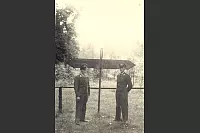 An der Mordkuhle: Hier posieren zwei Soldaten des Panzerbataillons 1 unterm Wegweiser. Ausgang gab es in der ersten Zeit wenig, und wenn, dann nur in Uniform. - © Archiv Freundeskreis Panzerbataillon 214