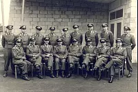 Das Offizierskorps des Panzerbataillons 1 in Augustdorf bei der Einweihung der Kaserne: (stehend von links)
Leutnant von Papenheim, Oberleutnant Klenke, Hauptmann Güntner, Hauptmann Jhde, Leutnant Schröder, Oberleutnant Gittrich, Hauptmann Palitsch, Leutnant v. Brockhusen, Leutnant Kolbenstetter.
Sitzend von links: Hauptmann Liedtke, Hauptmann Sternebeck, Oberstabsarzt Dr Zachariat, Major Königstein, Oberstleutnant Stern, Major Koppe, Hauptmann Baer, Hauptmann Gedamke. Es fehlen:
Oberleutnant Moek, Oberleutnant Schulz, Leutnant Mellwig. - © Archiv Freundeskreis Panzerbataillon 214
