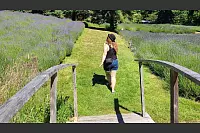 Miriam Mandryk bei einem Spaziergang durch die Natur auf Vancouver Island in Kanada. - © Privat