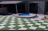 Falls ihnen danach ist, hüpfen Andrew und Anna in den Whirlpool auf ihrer Terrasse - © Anna Brett