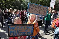 Klima retten: Rund 2000 Menschen gehen in Detmold bei der bislang größten "Fridays for Future"-Demo auf die Straße. - © Bernhard Preuss