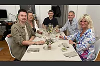 Gruppenfoto am Tag 2: Marc (v. l.), Steffi, Gastgeber Morris, István und Betty. - © RTL / ITV Studios Germany