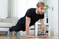 Schnell die Matte f&uuml;r eine Runde Liegest&uuml;tzen ausrollen: Nimmt man sich erstmal nur kurze Sporteinheiten vor, gelingt der Einstieg ins Training besser. - &copy; Christin Klose/dpa-tmn