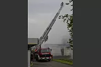 Ein Großbrand in einer Verzinkerei in Barntrup sorgt für große Rauchschwaden. - © Karl-Heinz Krull