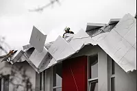 An der Bielefelder Straße in Detmold hat der Sturm große Teile der Dachdeckung des Studentenwohnheims losgerissen. Etliche der quadratmetergroßen Styroporplatten sind teils mehr als 100 Meter weit geflogen und liegen auf der Straße und in den Gärten. - © Bernhard Preuss