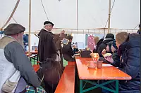 Besucher trotzen beim Bardentreff und Kl&auml;schen in Horn dem Regen. - &copy; Raphael Bartling