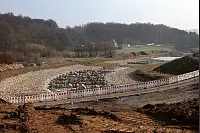 Einbau der Schütztafel in den Staudamm Schieder-See. - © Bernhard Preuss