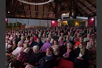 Hart aber Pawellek: Frank Plasberg und seine Frau Anne Gesthuysen plaudern mit Louis Pawellek im Kurtheater. - © Thomas Krügler