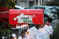 Michael und Gaby Surmann schm&uuml;cken in Haus in der Bergengruenstra&szlig;e in Brockhagen mit viel Enthusiasmus schon Anfang Dezember. - &copy; Jonas Damme