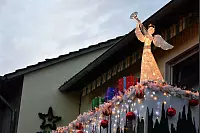 Michael und Gaby Surmann schm&uuml;cken in Haus in der Bergengruenstra&szlig;e in Brockhagen mit viel Enthusiasmus schon Anfang Dezember. - &copy; Jonas Damme