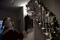 Michael und Gaby Surmann schm&uuml;cken in Haus in der Bergengruenstra&szlig;e in Brockhagen mit viel Enthusiasmus schon Anfang Dezember. - &copy; Jonas Damme