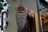 Michael und Gaby Surmann schm&uuml;cken in Haus in der Bergengruenstra&szlig;e in Brockhagen mit viel Enthusiasmus schon Anfang Dezember. - &copy; Jonas Damme