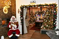 Michael und Gaby Surmann schm&uuml;cken in Haus in der Bergengruenstra&szlig;e in Brockhagen mit viel Enthusiasmus schon Anfang Dezember. - &copy; Jonas Damme