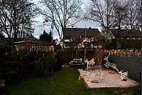 Michael und Gaby Surmann schm&uuml;cken in Haus in der Bergengruenstra&szlig;e in Brockhagen mit viel Enthusiasmus schon Anfang Dezember. - &copy; Jonas Damme