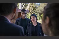 Liv Moormann und Patrice Schipper (mitte, Jasna Fritzi Bauer und Tijan Njie) &uuml;berbringen Gabriele H&ouml;pken (links, Catrin Striebeck) und ihrer Tochter Betty (rechts, Mathilda Smidt) eine traurige Nachricht. - &copy; Radio Bremen/Magdalena Stengel