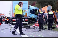 Tödlicher Unfall auf der A2 bei Gütersloh: Ein Sattelzug gerät aus unbekannten Gründen auf den Standstreifen. Ein Straßenwärter starb. - © Patrick Menzel