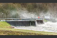 An der Staumauer am Schieder-See brechen sich die Wellen. - © Wolfgang Furmanski