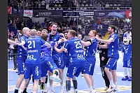 Joel Willecke feiert mit seinen Teamkollegen. - © Paul Cohen