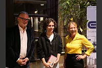 Hart aber Pawellek: Frank Plasberg und seine Frau Anne Gesthuysen plaudern mit Louis Pawellek im Kurtheater. - © Thomas Krügler