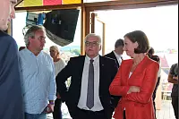 Bundespräsident Frank-Walter Steinmeier kommt zum Sommerinterview in den Lippischen Hof in Bad Salzuflen. ZDF-Moderation Bettina Schausten führt das Interview, das für das Politmagazin "Berlin direkt" aufgezeichnet wurde. - © Heidi Stork