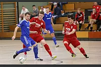 Salzuflens Tobias Riedel (links) muss sich in dieser Szene der Barntruper Leon Baumeister und Philipp S&ouml;lter (rechts) erwehren. - &copy; Paul Cohen