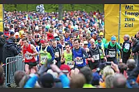 Mehr als 7.000 L&auml;ufer starteten zum 45. Hermannslauf am Hermannsdenkmal in Detmold. - &copy; Sarah Jonek