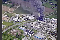 Nach Ermittlungen der Kripo brach das Feuer bei Arbeiten an der Gasheizung eines der gebrauchten Wohnmobile aus. - © FOTO: GERALD PAETZER