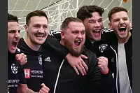 F&uuml;r Trainer Alban Bela (Mitte) und seine Jungs von FSV Pivitsheide gab es nach dem Endrunden-Einzug kein Halten mehr. - &copy; J&ouml;rg Hagemann