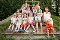 Klassenlehrerin Sabine Wohlrab präsentiert die erste Klasse der Grundschule am Silvaticum in Belle. - © Torben Gocke