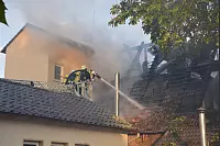 Brand "Zur Alten Wasserm&uuml;hle, Kalletal-Langenholzhausen
Auf der R&uuml;ckseite der Wasserm&uuml;hle konnte ein weiterer Angriffstrupp das &Uuml;bergreifen der Flammen auf das benachbarte Gemeindehaus verhindert werden. - &copy; Foto: Watermann