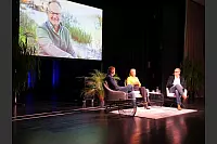 Hart aber Pawellek: Frank Plasberg und seine Frau Anne Gesthuysen plaudern mit Louis Pawellek im Kurtheater. - © Thomas Krügler