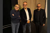 Hart aber Pawellek: Frank Plasberg und seine Frau Anne Gesthuysen plaudern mit Louis Pawellek im Kurtheater. - © Thomas Krügler