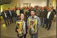 LZ-Cup-Endrundenauslosung: Der Bielefelder Fußball-Profi Stephan Salger, ein sympathischer Vertreter seiner Zunft, präsentiert mit Barbara Lucas von der LZ-Marketing-Abteilung den Pokal für die Sieger der Damen- und Herrenmannschaften. - © Vera Gerstendorf-Welle