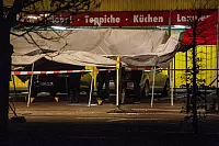 Die Schüsse auf das männliche Opfer fielen auf dem Parkplatz des Möbelhauses in Leopoldshöhe-Asemissen. Die Mordkommission nahm noch am Abend die Ermittlungen auf. - © Christian Mathiesen