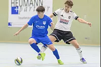 Packendes Duell: Lukas Klundt (wei&szlig;) vom CSL Detmold k&auml;mpft mit dem Jerxer Nico Manuel Reker um den Ball - &copy; EGON PENNER
