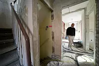 Innerhalb von nur einem Monat wird das ganze Haus in Bielefeld saniert. - © Peter Unger